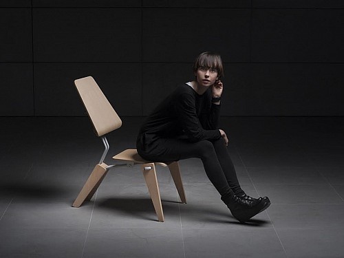 是椅子也是桌子，能够变身桌面的椅背设计